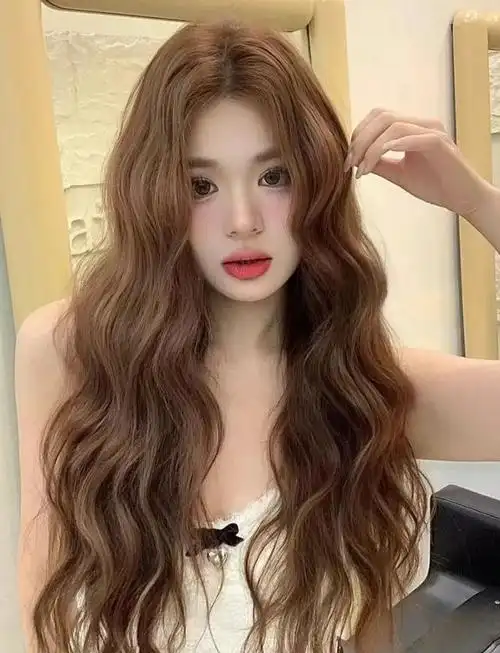 探讨四种不同的发型:短发纹理烫,齐脸全头烫,优雅长卷发和长发羊毛卷