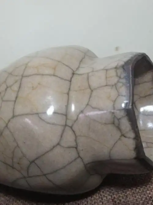 宋哥窑米黄釉八棱贯耳瓶tqzh