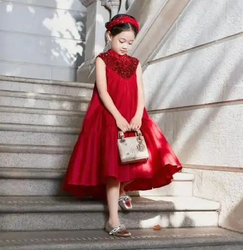 梅婷7岁女儿亮相杂志,颜值超高宛若公主,大名让网友甜掉牙