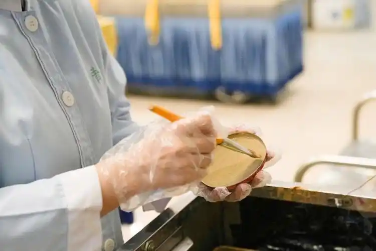 董哲在准备为逝者化妆整容.新华社记者 鞠焕宗 摄