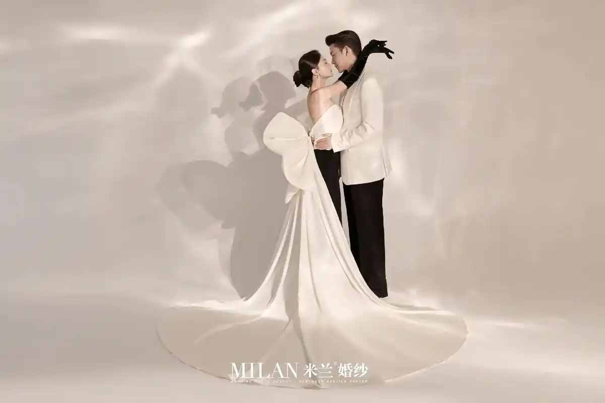 满满氛围感的仪式感光影婚纱照.风格:室内光影|主纱 室内光影 - 抖音