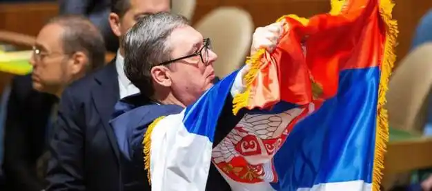 在联合国大会上,塞总统武契奇身披国旗抗议