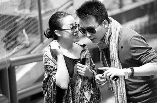 李玉刚(微博)与李雨儿曾经的"绯闻照"