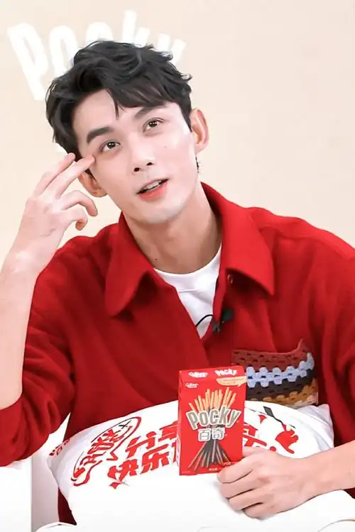 吴磊直播截图状态##吴磊红色毛衣造型六宫格plog