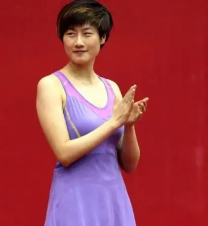 乒乓球运动员丁宁穿露肩裙比赛见过吗大长腿让人羡慕