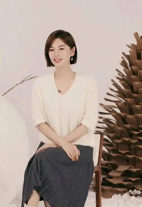 张雨绮剪短发反而更温柔,米白色针织衫配灰色百褶裙,知性又大方_效果