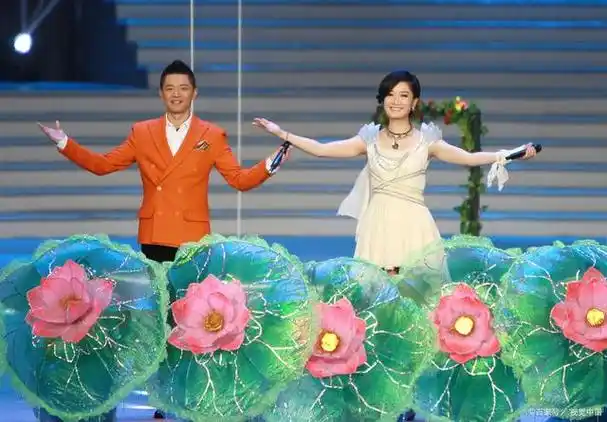 答案.杨坤和郭采洁在春晚舞台对唱过这首歌.