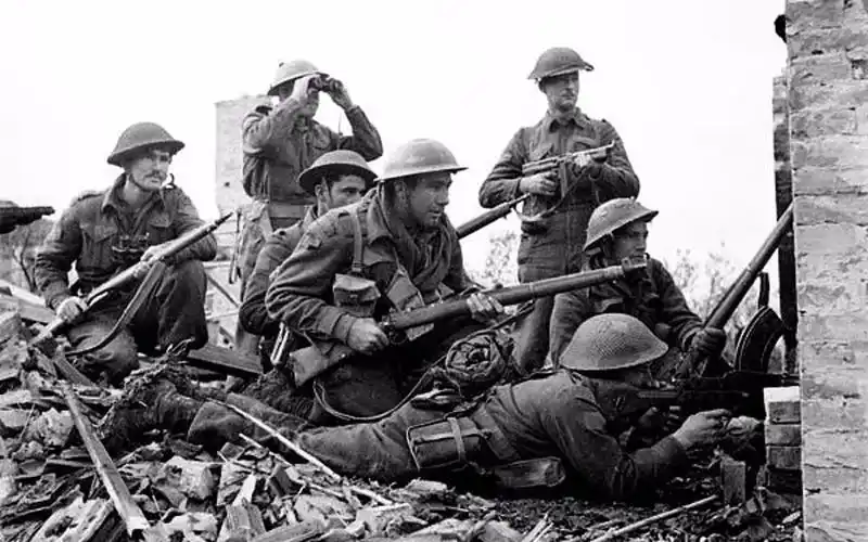 (战争附言)二战英军奋勇进攻德军视频,医疗兵视角