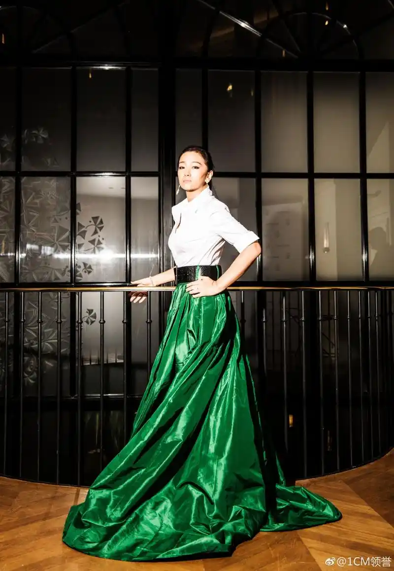 54岁巩俐白衬衫配束腰绿裙气场全开女王范儿十足