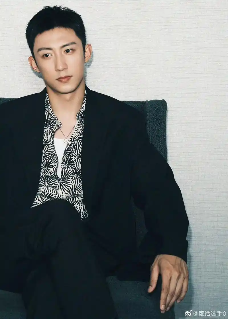 杨鸣最帅 #治愈系笑容男神 #黄景瑜走路超带感 #这才 - 抖音