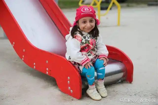 俄罗斯女孩身患原始侏儒症,身材娇小仅72.3厘米高,似洋娃娃