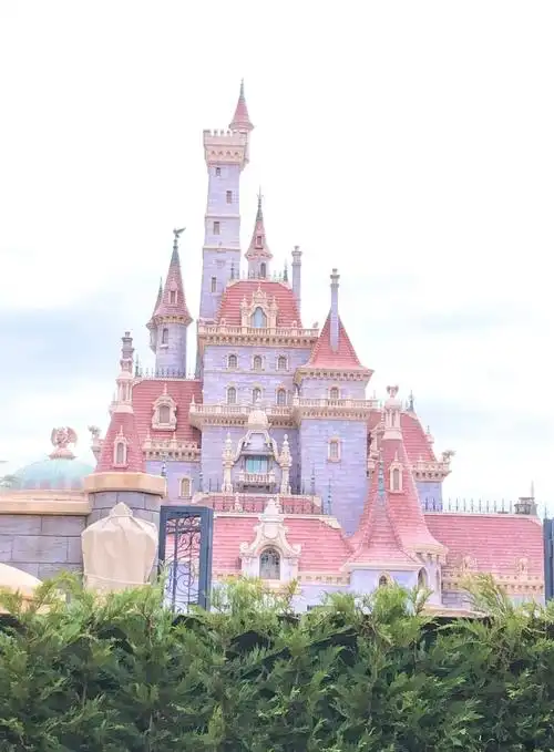 迪士尼新园区曝光首个美女与野兽主题园区粉紫色城堡梦幻似动画