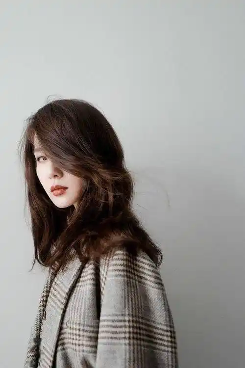 刘诗诗波浪卷发映衬清澈双眸超养眼.