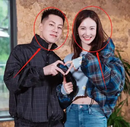 金晨与卡斯柏继续约会,卡斯柏现身演播室,金爸的表情却成亮点