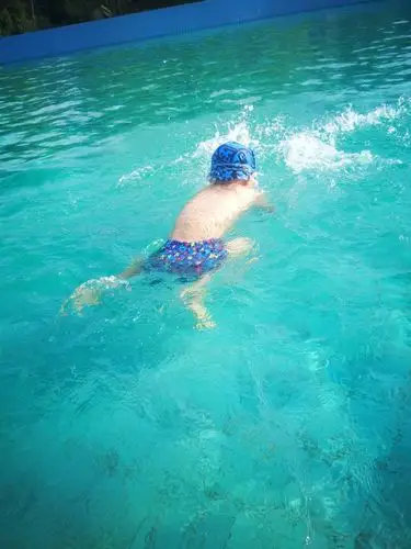 游泳的美女帅哥