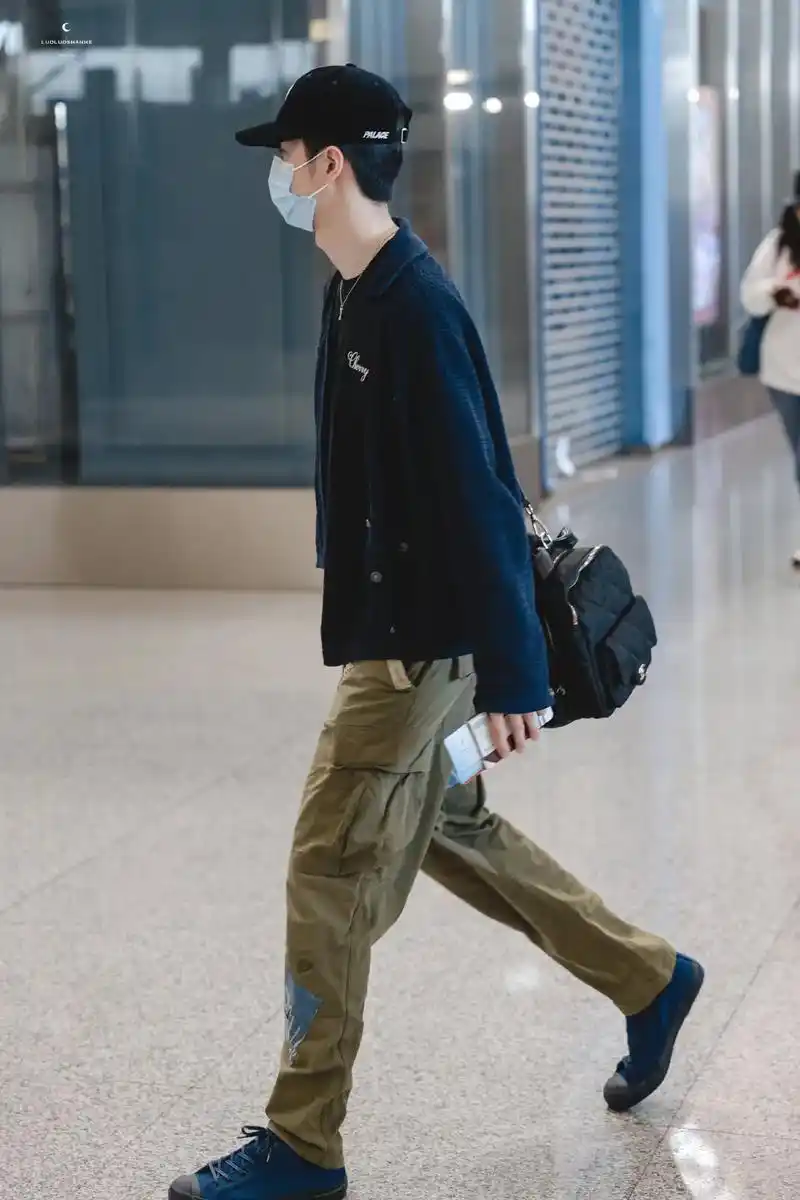 又见机场秀.王一博私服品味很高,每次出行,虽然低调但奈何不了 - 抖音