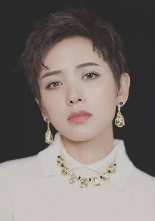 刘恺威现女友李晓峰来头不小从主持人转行做演员前夫没少帮忙