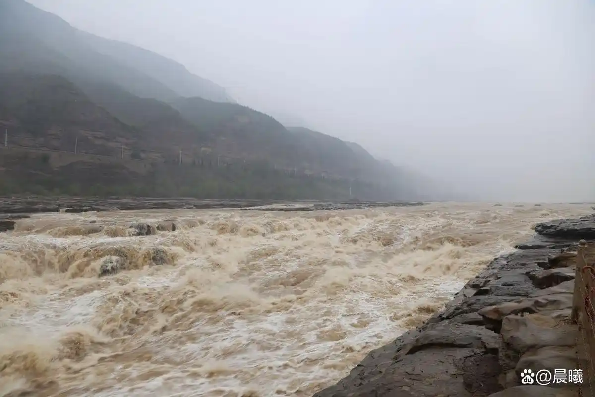 震撼!壶口瀑布再现"90版50元人民币"上的壮观黄色瀑布群