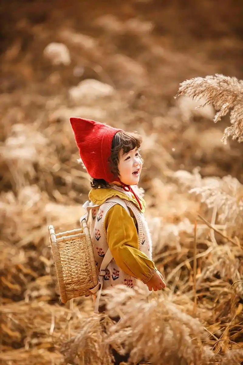 好个秋色浪漫.#秋景 #儿童摄影 #芦苇荡美景 #外景拍摄  - 抖音
