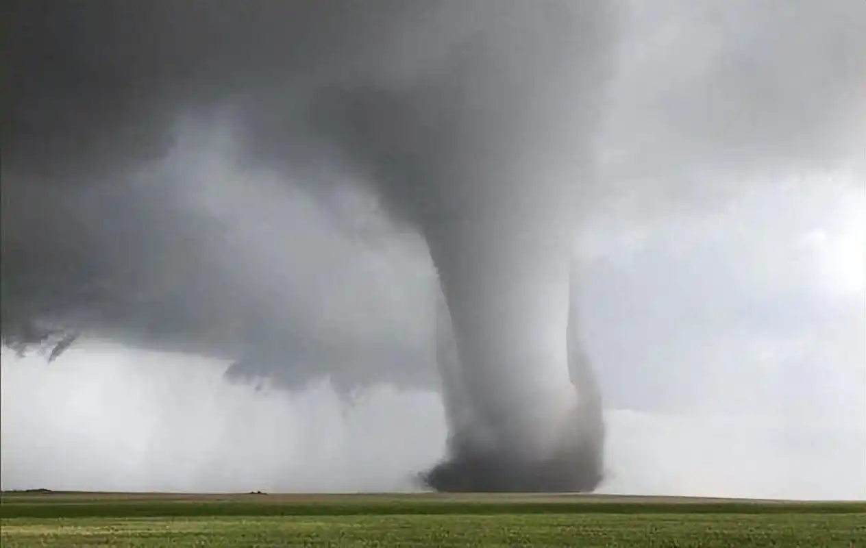 这个出现于阿肯色州的巨型龙卷风的风柱直径达1