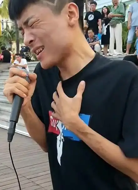 三亚最火流浪歌手王亮好好的一首歌又要被你唱火了