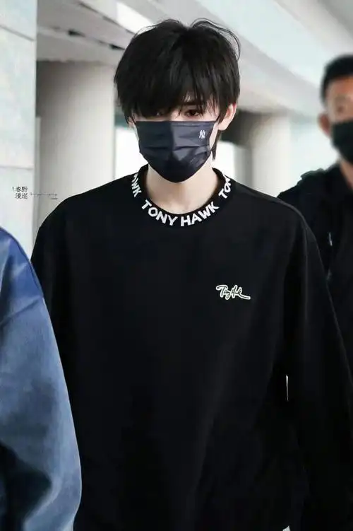 口罩也挡不住的帅气#宋亚轩机场顺毛造型