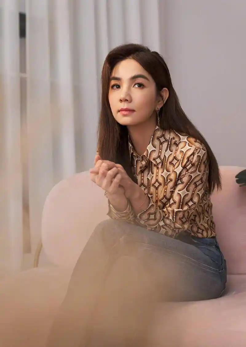 ella真拼,穿12厘米细高跟出镜,配衬衫牛仔裤霸气又优雅_陈嘉桦_节目