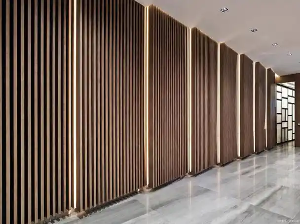 电视背景墙装修中的木饰面加格栅风格,打造与众不同的客厅