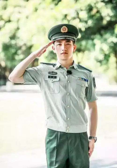 何捷任大学教官照片曝光笑容灿烂神似杨洋被同学奉为男神