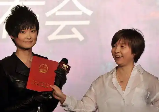 李宇春龙丹妮出游被偶遇?