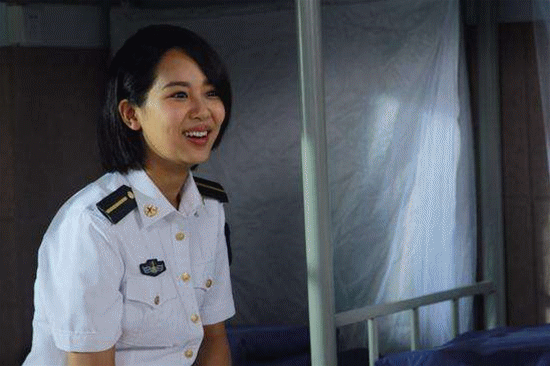 杨紫在里面的扮相非常的青涩,剪了短头发穿着军装,像一