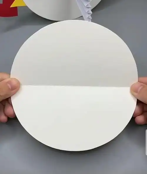 1.剪一个圆,并对折.