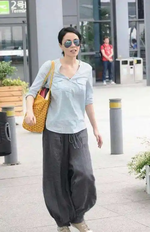 灯笼裤搭配什么上衣好看(学明星灯笼裤配平底鞋舒服又个性)