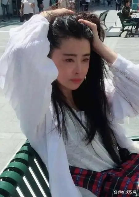 57岁的王祖贤出席园游会,身材高挑,面容慈祥,气质大变!