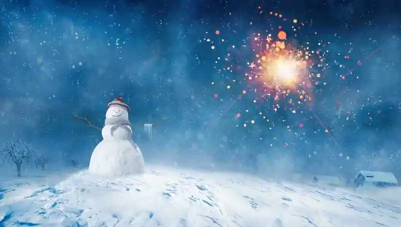 雪地上两个可爱的雪人