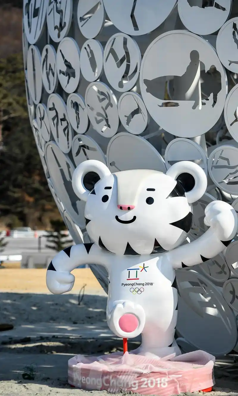 (冬奥会)(7)吉祥物"守护郎"为平昌冬奥会"暖场"