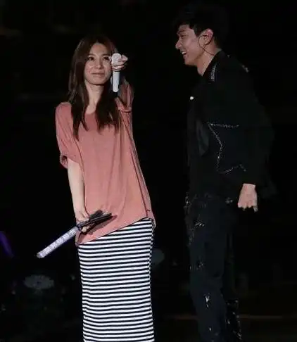 田馥甄"床单"服装引热议,曾面对林俊杰公开表白,婉拒显高情商