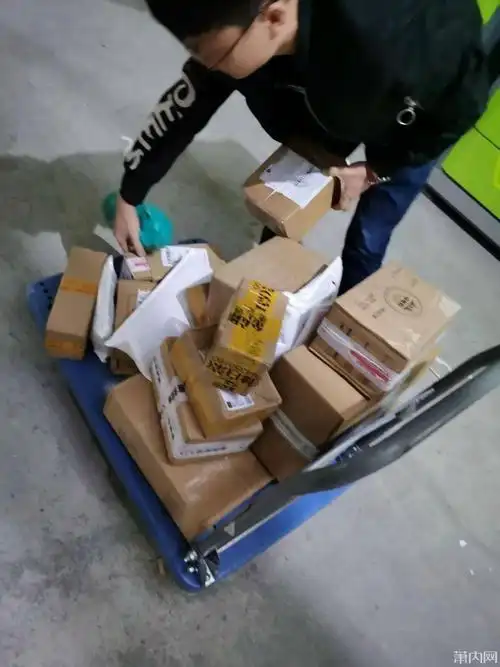 ▼目测有20多个包裹今天,萧山一妈妈晒出自己拿到的快递,她说,快递