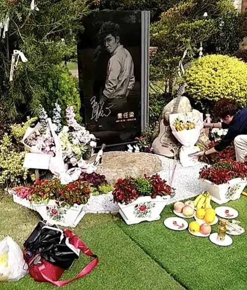 乔任梁生日将至,粉丝在其墓前搭建舞台,为他办演唱会