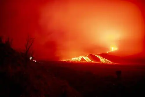 危地马拉帕卡亚火山持续喷发