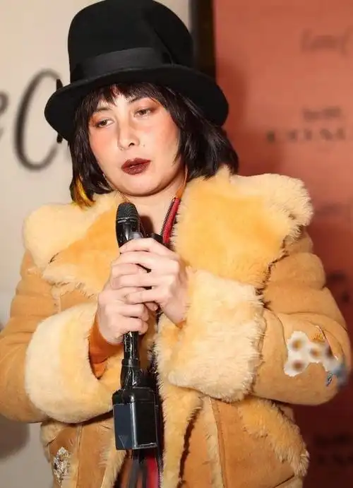 赌王千金何超仪难逃中年发福一身华丽打扮亮相难掩富态身材