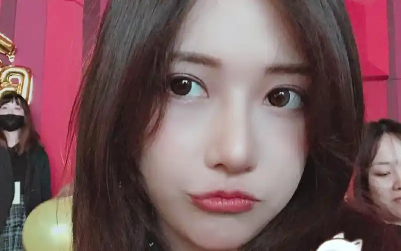 丸子呦助眠台湾小姐姐为生计来做主播播助眠