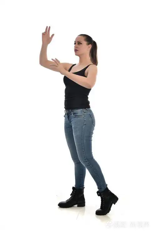 站立姿势.在白色工作室背景下被隔离