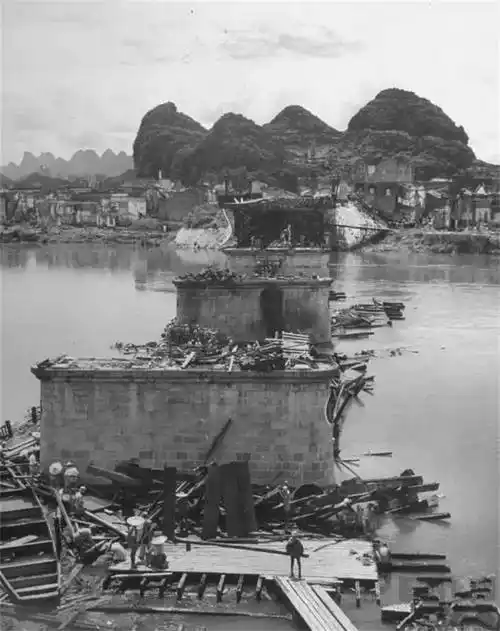 它是横跨漓江最早桥梁来看看解放桥上的桂林故事