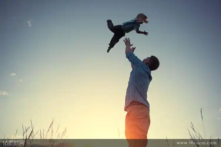 把儿子仍在空中的男子高清摄影图片