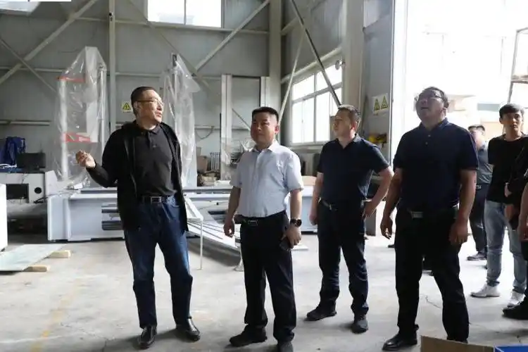 杨磊一行先后来到长城假日酒店,磬锤峰索道,承德市第六中学,为民液化