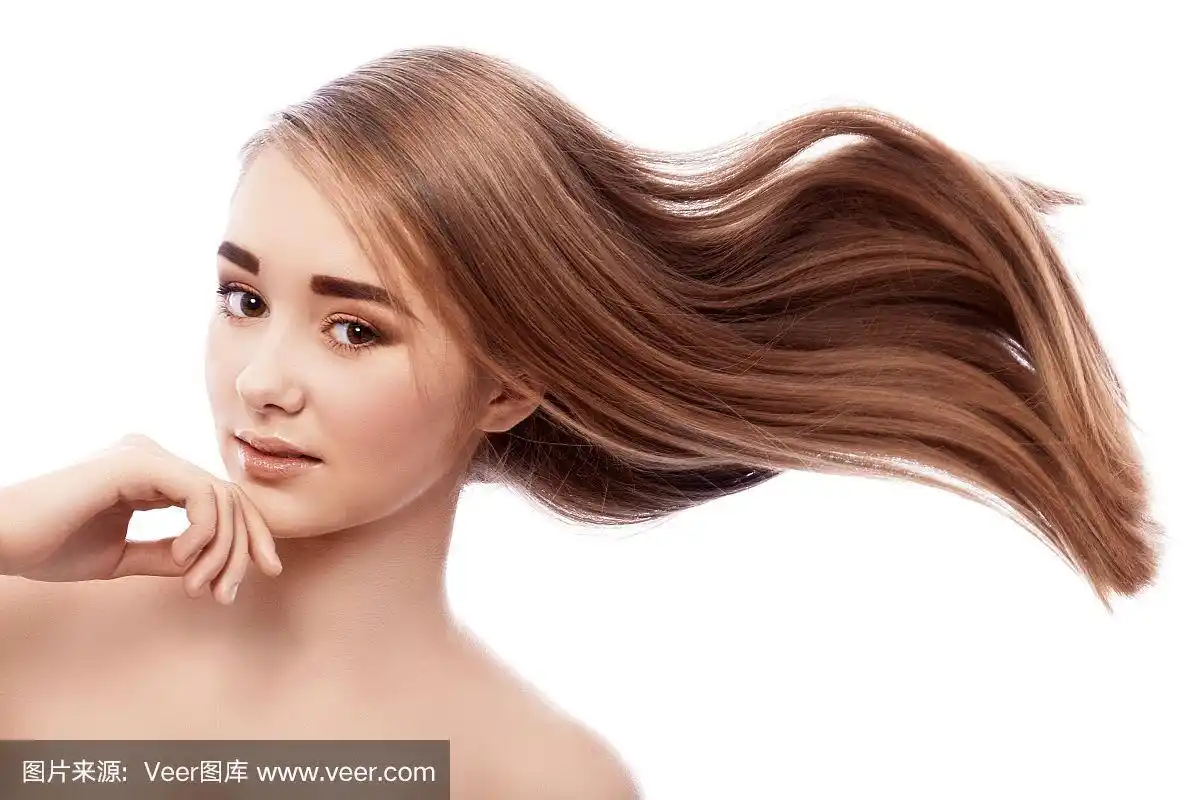 非常年轻的女孩,浓密的头发飞扬着.