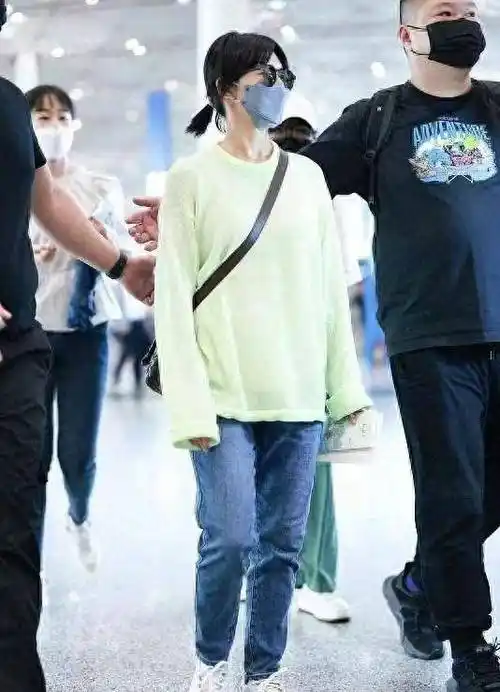 孙燕姿被大批粉丝追捧,素颜皮肤黝黑脸还肿,打扮清新却暴露年龄_时尚