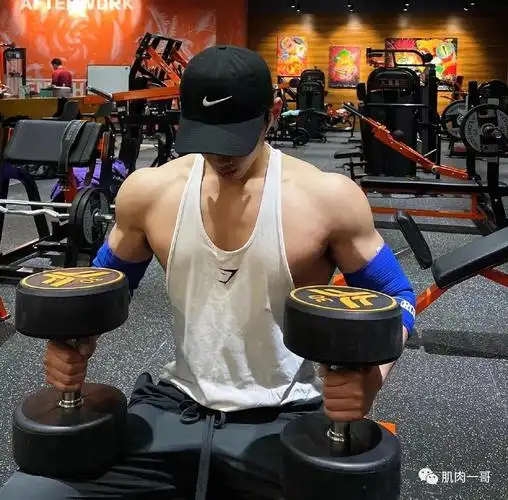 健身教练后来他迷上了举铁便一发不可收拾模特界对男生的肌肉要求不算
