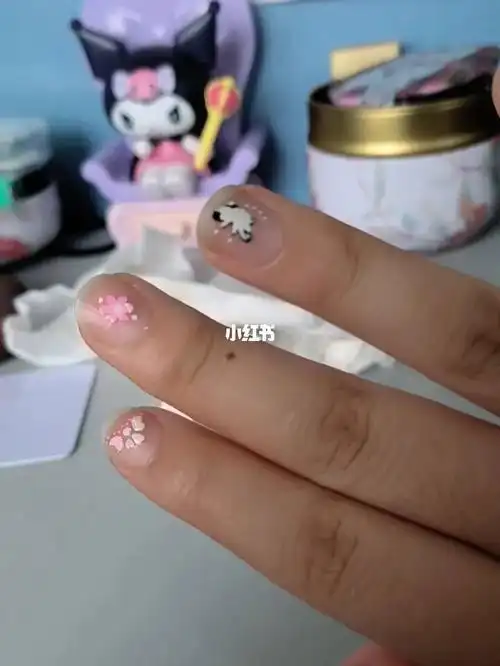美甲伤害指甲,这种儿童贴纸也蛮好的耶.又想指甲上有点东西.